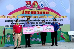 富潤郡共青團郡委將新建的少兒娛樂場移交予該郡第四坊當地政府。（圖源：共青團本市市委）