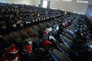 大量摩托車因違反交規而被扣留，但無人認領。