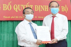 市委書記阮善仁（右）向武玉國順同志頒授人事委任《決定》。（圖源：市黨部新聞網）