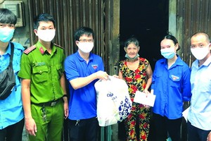 梁蓉大娘獲第五郡第三坊共青團贈送救濟品。