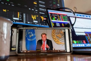 聯合國秘書長古特雷斯通過視頻向媒體簡要介紹了新冠肺炎大流行對社會經濟影響。（圖源：UN）