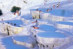 土耳其Pamukkale棉花堡可讓人游泳。