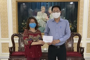 該協會辦公室主任張四妹（左）已代表將款項轉交給市越南祖國陣線委員會常務副主席阮成忠。