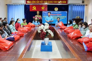 第八郡勞動聯團贈送救濟品給貧困勞工。（圖源：越通社）