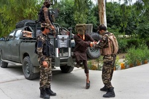 圖為被押解下車的一名塔利班囚犯。（圖源：互聯網）