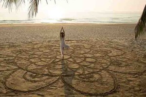 在沙灘上練習瑜伽。