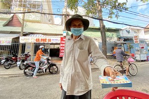 圖為一名彩票兜售者。（圖源：互聯網）