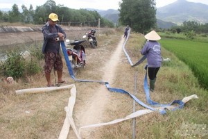 平定省西山縣西順鄉農民從安溪-卡娜水電廠水庫抽水，以挽救水稻乾旱。（圖源：武廷樁）