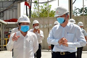 阮成鋒主席(左)在工地指導防疫工作。（圖源：越勇）