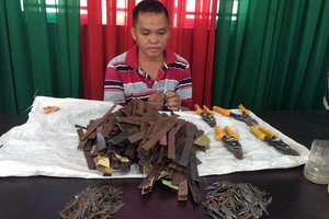 被當場抓獲的歹徒范百光與物證。（圖源：警方提供）