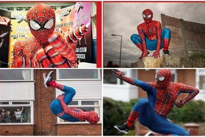 貝爾德在居民屋外大展拳腳。（圖源：互聯網）