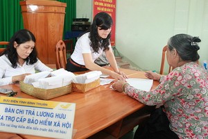 退休人員以現款形式領取退休金。（圖源：何江）