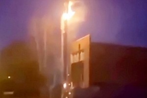 英國默西塞德郡的一座5G信號塔遭人放火破壞。（圖源：視頻截圖）