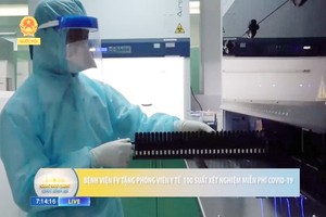 FV醫院向記者贈送 100 份新冠肺炎檢測試盒。（圖源：視頻截圖）