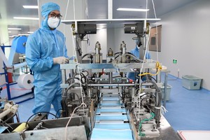 工作人員在醫用外科口罩生產車間工作。（圖源：新華社）