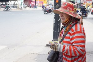 一名彩票兜售者在路口兜售彩票。（示意圖源：互聯網）