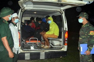 職能力量將偷渡回國的12名人士送至隔離區。（圖源：V.T）