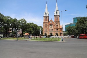 位於市中心的聖母大教堂景點往日遊客來往穿梭，最近人流寥寥無幾。（圖源：互聯網）