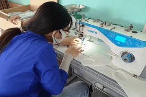 縫紉口罩一起防疫。