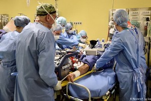 意大利米蘭San Raffaele醫院的醫護人員正為一名新冠肺炎危重症患者進行搶救。（圖源：路透社）