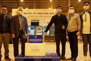 印尼駐越大使伊本‧哈迪（左二）接領我國政府贈送的新冠肺炎病毒檢測器500份。（圖源：香茶）