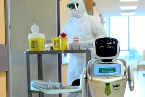 圖為在意大利一家醫院重症監護室工作的一名護士。（圖源：路透社）