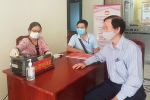 3號電力工程建設諮詢股份公司代表到市越南祖國陣線委員會辦公室向新冠肺炎 疫情防控工作捐助1億元。