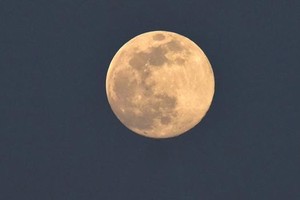 中國新疆南部城市現“超級月亮”。（圖源：互聯網）