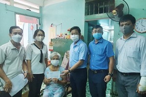 第五郡越南祖國陣線委會主席黎晉才前往看望第八坊貧困的彩票兜售者家庭並贈送輔助金。