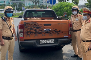 被交警截查的非法運送醫用口罩之皮卡車。（圖源：PC08）