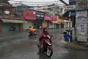 昨(9)日下午1時50分，新富郡下起10分鐘的陣雨，使整個區域的酷熱天氣得到緩解。（圖源：黎潘）