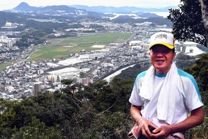 田中和實在山頂拍照留念。（圖源：互聯網）