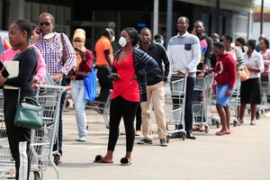 津巴布韋經濟衰退帶來的惡性通脹、肆虐全球的冠病疫情等因素影響，該國有770萬人處於口糧不安全狀態。 （圖源：路透社）