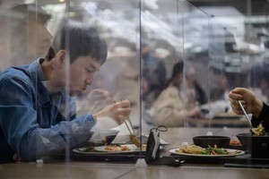 韓國一餐廳設玻璃罩保證用餐安全。（圖源：AFP）