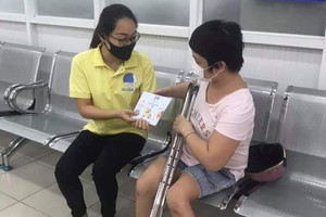 “零元送貨上門”服務隊幫助殘疾人士。