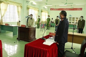 被告人陶春英“妨礙執行公務者”一罪的庭審現場。（圖源：光壽）