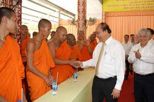 阮春福總理會見高棉族同胞。（圖源：光孝）