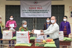 盧耀南理事長在古芝縣給貧困者贈送禮物。