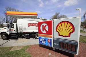 圖為4月2日在美國肯塔基州路易斯維爾一家加油站的價目表。（圖源：AFP）