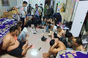 職能力量突擊檢查時現場發現16名男女青年正沉醉在毒品狂歡狀態中。（圖源：警方提供）