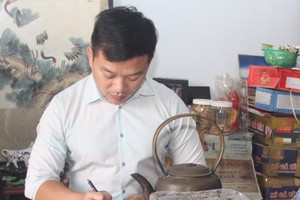 作者在整理陶女士捐贈“西堤華人文化陳列室”的文物。