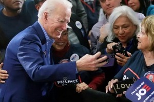 美國前副總統拜登（前左）再下一城，當地時間11日贏得阿拉斯加州民主黨總統初選。（圖源：互聯網）