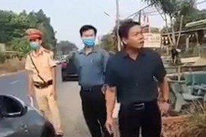 外出不戴口罩且拒測體溫者劉文清（右）現場怒罵防疫執勤人員。（圖源：視頻截圖）