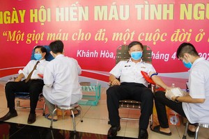 海軍學院幹部人員參加志願捐血活動。（圖源：春宇）