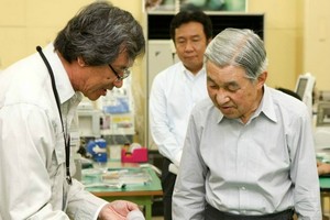 日本明仁天皇（右）親臨視察陳玉福（左）的公司。