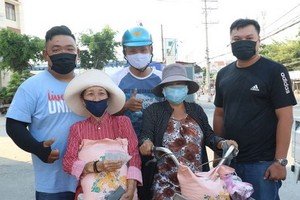 芹苴市的不少年輕人攜手協助賣彩票者。