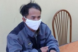 被刑拘在公安派出所的嫌犯梅文海。（圖源：人民公安報）