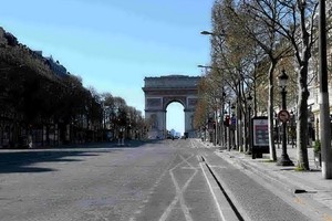 疫情影響下，法國全國封城，香榭麗舍大街的車輛極為稀少。（圖源：互聯網）