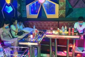職能力量突擊檢查時發現多名男女青年聚眾吸毒。（圖源：玉福）