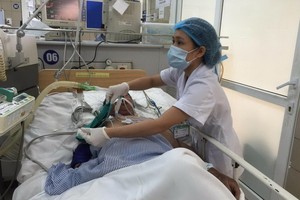 圖為一名重病患者在疫情期間獲送河內醫學大學附屬醫院重症監護室接受治療看護中。（圖源：鴛羽）